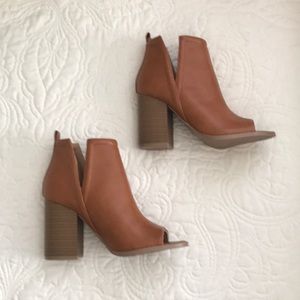 NWOT VICI Qupid Peep Toe Booties (6.5)